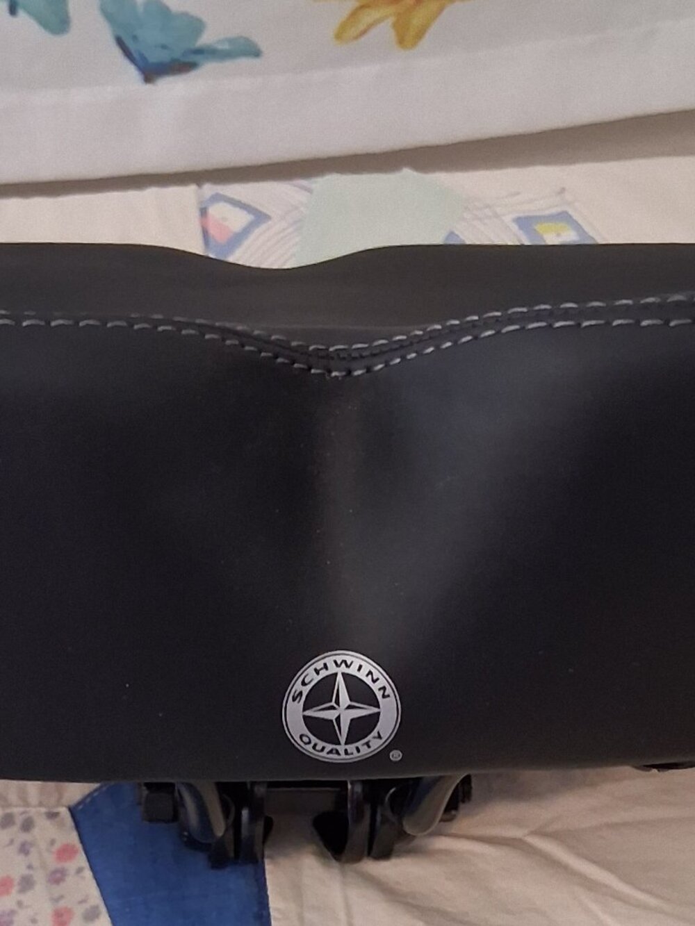 Schwinn Cruise Noseless Foam Bicycle Saddle, Black - Picture 3 of 13